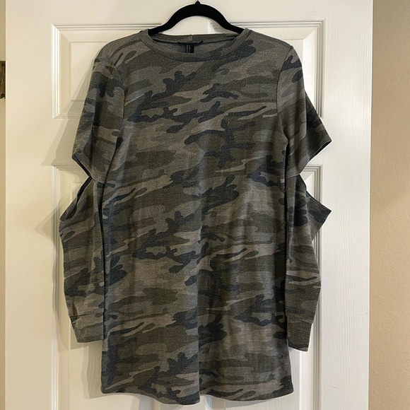Forever 21 Tops - Forever 21 Camouflage Long Sleeve Tunic Style Tee